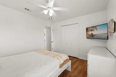 a white bedroom with a bed and a ceiling fan at 3 Quartos + Piscina e Game Room em Orlando in Kissimmee