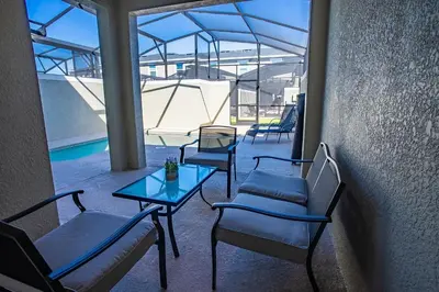 a group of chairs and a table and a pool at Townhouse c/Piscina Priv. Perto da Disney in Kissimmee