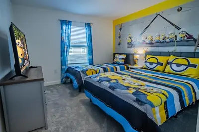 a bedroom with two beds and a flat screen tv at Townhouse c/Piscina Priv. Perto da Disney in Kissimmee