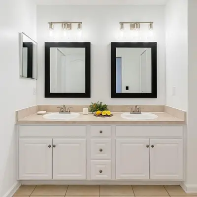a bathroom with two sinks and two mirrors at Indian Wells 3Q/2B Perto da Disney in Kissimmee