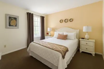 a bedroom with a white bed and a window at Indian Wells 3Q/2B Perto da Disney in Kissimmee