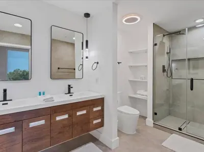 a bathroom with a sink and a shower and a toilet at Luxury 1260sq ft 2 Bd 2BTH in DT in Orlando