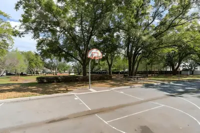 a basketball court with a basketball hoop in a park at Casa 3Q West Lucaya – Perto da Disney c/ Clubhouse in Kissimmee