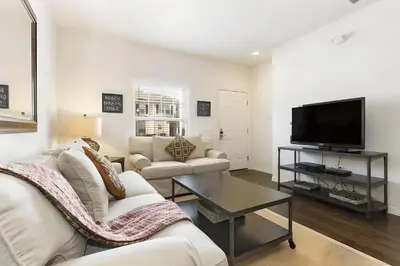 a living room with white furniture and a flat screen tv at Casa 3Q em Resort Fechado – A Minutos da Disney in Kissimmee