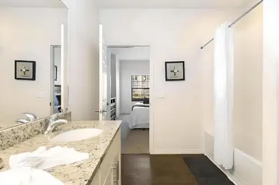 a white bathroom with a sink and a mirror at Casa 3Q em Resort Fechado – A Minutos da Disney in Kissimmee