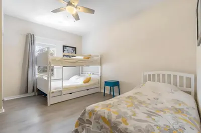 a bedroom with a bunk bed and a ceiling fan at Casa 3Q c/ Piscina de Resort e sala de jogos in Kissimmee
