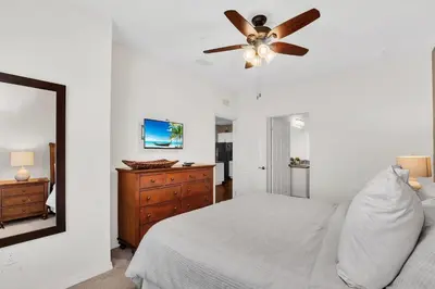 a bedroom with a bed and a ceiling fan at Casa 3Q West Lucaya c/ Piscina – Perto da Disney in Kissimmee