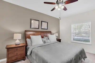 a bedroom with a bed and a ceiling fan at Casa 3Q West Lucaya c/ Piscina – Perto da Disney in Kissimmee