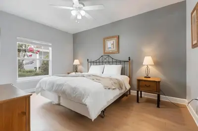 a white bedroom with a bed and a window at Casa 3Q/2B – Região Disney com Piscina Privada in Kissimmee