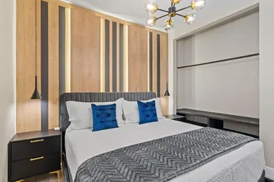 a bedroom with a bed with blue pillows and a piano at 6Q Windsor Hills, Piscina Privativa + Game Room in Orlando