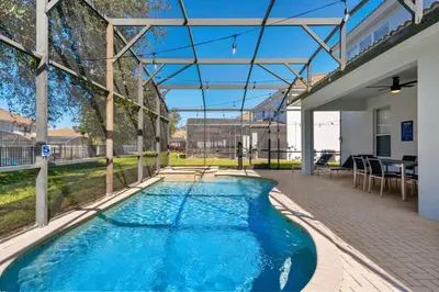 a swimming pool in the middle of a building at 6Q Windsor Hills, Piscina Privativa + Game Room in Orlando