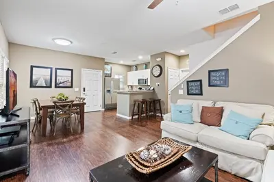 a living room with a couch and a table at 3200- Aconchegante casa de 4 Quartos com Acesso ao resort, Próxima à Disney in Kissimmee