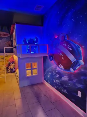 a room with a room with a bed and a room with a movie tank at Casa 7Q perto da Disney com Piscina e Games in Kissimmee