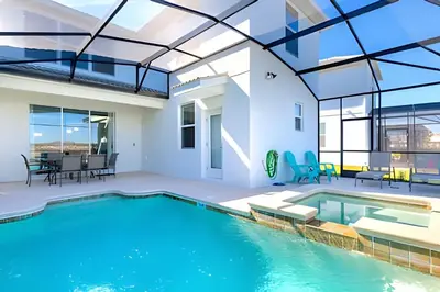 a house with a swimming pool and a patio with a table and chairs at Casa Resort com Piscina Aquecida e Pingue-Pongue in Kissimmee