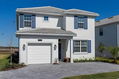 a white house with a garage at Casa Resort com Piscina Aquecida e Pingue-Pongue in Kissimmee