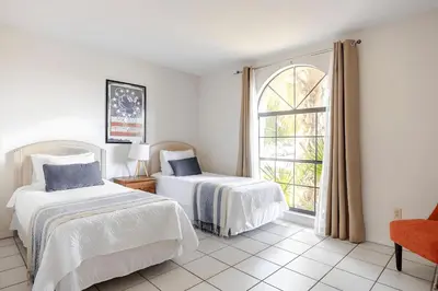 a bedroom with two beds and a window at 3Q/2B Vista para o Lago c/piscina | 10min->Disney in Kissimmee