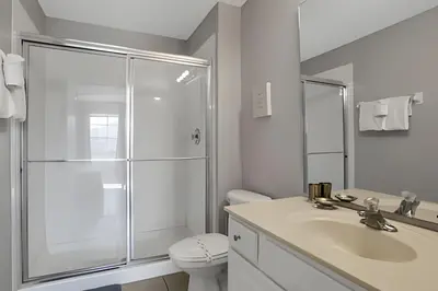 a bathroom with a shower and a toilet and a sink at Villa 6Q Moderna c/ Piscina Priv. e Resort in Orlando