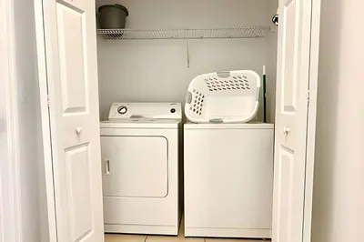 a laundry room with a washer and dryer at Casa aconchegante 4Q/3B Piscina Priv. in Kissimmee