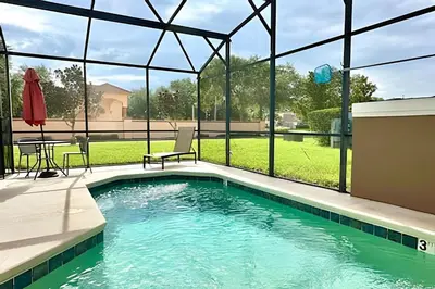 a swimming pool with a view of a house at Casa aconchegante 4Q/3B Piscina Priv. in Kissimmee