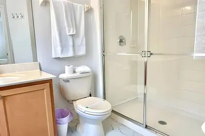 a bathroom with a shower and a toilet and a sink at Casa aconchegante 4Q/3B Piscina Priv. in Kissimmee