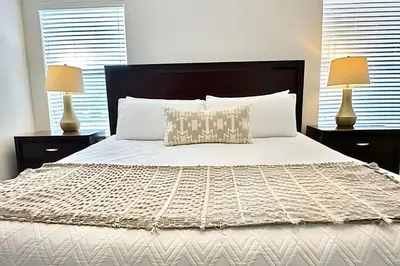 a bedroom with a large bed with two lamps at Casa aconchegante 4Q/3B Piscina Priv. in Kissimmee