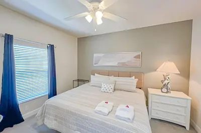 a bedroom with a bed and a ceiling fan at Casa 4Q perto da Disney c/ Resort e Padaria in Kissimmee