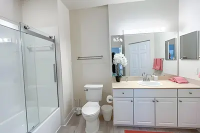 a bathroom with a toilet and a sink and a shower at Casa 4Q perto da Disney c/ Resort e Padaria in Kissimmee