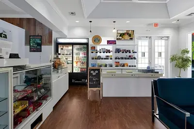 a grocery store with a counter and a refrigerator at Casa 4Q perto da Disney c/ Resort e Padaria in Kissimmee