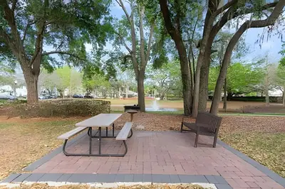 a picnic table and two benches in a park at Casa 4Q perto da Disney c/ Resort e Padaria in Kissimmee