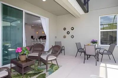 a dining room with a table and chairs at Villa 5 Quartos com Piscina no Storey Lake in Kissimmee