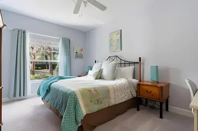 a bedroom with a bed and a window at Casa Moderna 3Q – Perto da Disney in Kissimmee