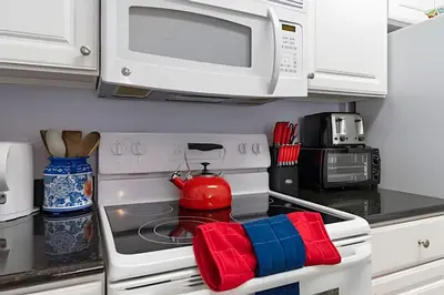 a kitchen with a stove with a tea kettle on it at Casa Moderna 3Q – Perto da Disney in Kissimmee