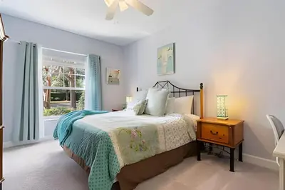 a bedroom with a bed and a window at Casa Moderna 3Q – Perto da Disney in Kissimmee
