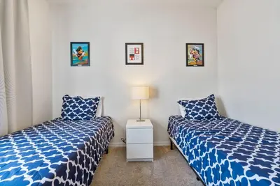 two beds sitting next to each other in a bedroom at Casa 4Q c/ Clubhouse – 10 Min da Disney in Kissimmee