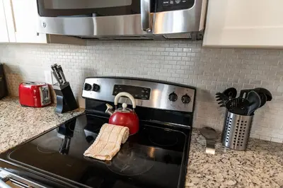 a tea kettle on a stove in a kitchen at Casa 4Q c/ Clubhouse – 10 Min da Disney in Kissimmee