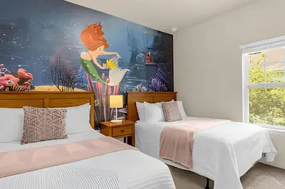 a bedroom with two beds and a painting on the wall at Casa 4Q c/ Piscina e Clubhouse — 10min da Disney in Kissimmee