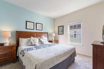 a bedroom with a large bed and a window at Casa 4Q c/ Clubhouse – 10 Min da Disney in Kissimmee