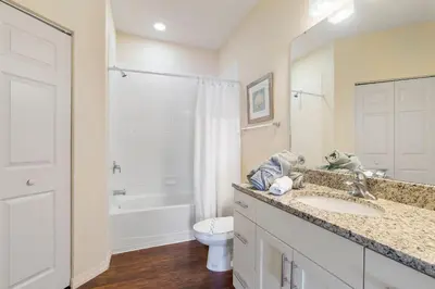a bathroom with a sink and a toilet and a tub at Casa 4Q c/ Clubhouse – 10 Min da Disney in Kissimmee