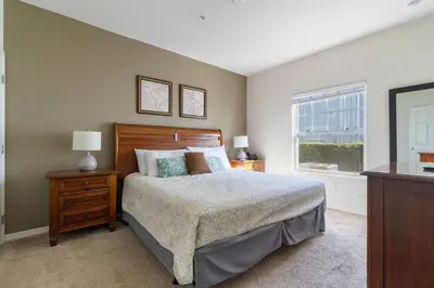 a bedroom with a bed and a window at Casa 4Q c/ Clubhouse – 10 Min da Disney in Kissimmee