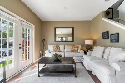 a living room with a white couch and a table at Casa 4Q c/ Clubhouse – 10 Min da Disney in Kissimmee