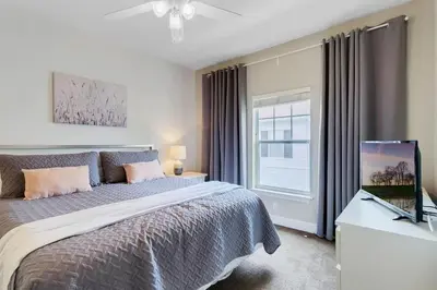 a bedroom with a large bed and a window at Casa 4Q + Sala de Jogos – 15 min da Disney in Kissimmee