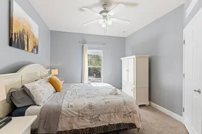 a bedroom with a bed and a ceiling fan at Casa 4Q Lucaya com Temas Disney e Clubhouse in Kissimmee