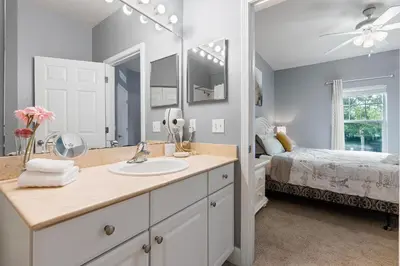a bathroom with a sink and a bedroom with a bed at Casa 4Q Lucaya com Temas Disney e Clubhouse in Kissimmee