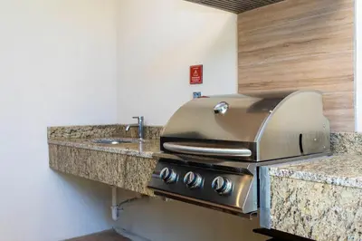 a kitchen with a stove and a sink in it at Casa 3Q c/ Área de Churrasco – Próx. Disney in Orlando