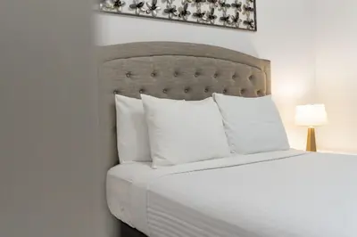 a bedroom with a large bed with white pillows at Casa 3Q c/ Piscina Privativa – Refúgio Familiar in Orlando