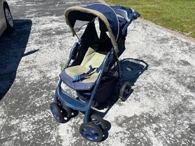 a blue stroller sitting on top of a driveway at 4 Rooms, Lake, Pool, Hot Tub, Bocce Ball, Putting in Orlando