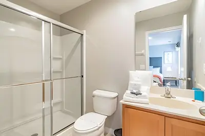 a bathroom with a shower and a toilet and a sink at 3Q/2.5B ✰ Jacuzzi ✰ Cama King in Kissimmee