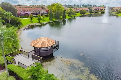an aerial view of a building on a lake at 3Q/2.5B ✰ Jacuzzi ✰ Cama King in Kissimmee