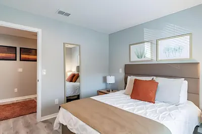 a bedroom with a large bed and a mirror at 3Q/2.5B ✰ Jacuzzi ✰ Cama King in Kissimmee