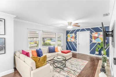 a living room with a couch and a rug at King bd Charming 2-Storey Cottage w PrivateYard in Orlando